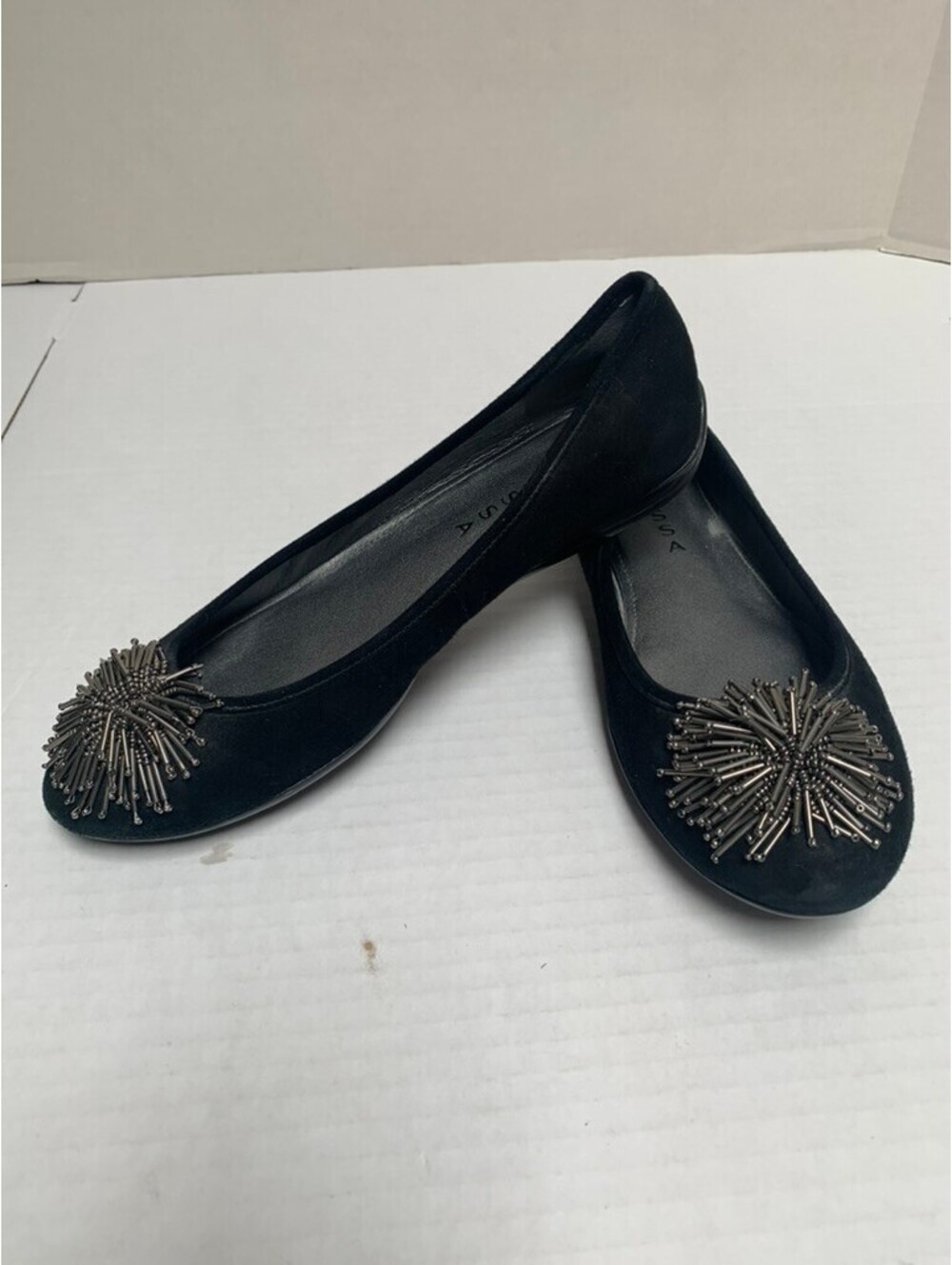NWOT Caressa Cacey Black Suede Flats Shoes with Pom Pom Size 8.5 M